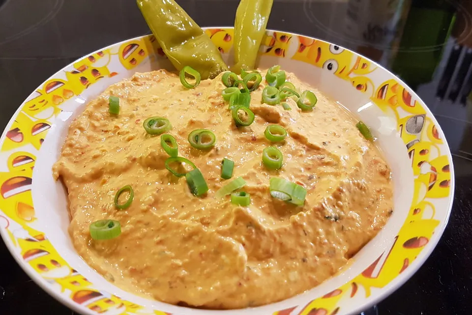 Ajvar-Feta-Creme in einer Schüssel
